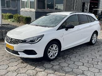 Schade motor Opel Astra SPORTS TOURER 1.2 Edition 2021/8