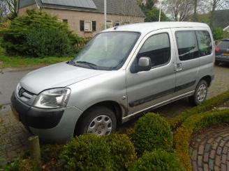 damaged commercial vehicles Peugeot Partner 1.6 hdi diesel 5 persoons 2008/4