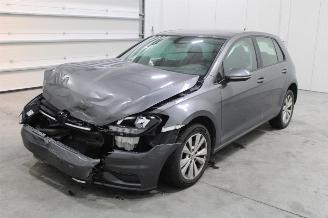 damaged passenger cars Volkswagen Golf  2019/8